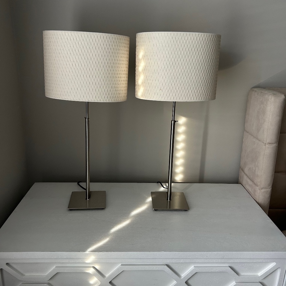 2 Bedside lamps, still in good condition. With a light bulb for both.